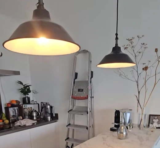 Twee antieke hanglampen hersteld, elektrisch gerepareerd en opgehangen