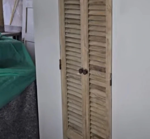 Circa honderd jaar oude louvredeurtjes uit Egypte zorgvuldig geïnstalleerd