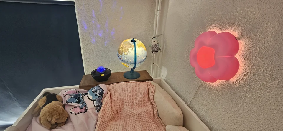 Gebeitst maatwerk plankje met wereldbol en sfeerverlichting naast een hoogslaper