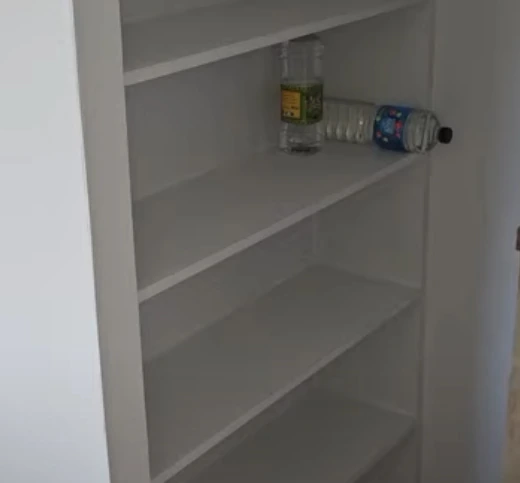 Maatwerk inbouwkast met planken onder een trap