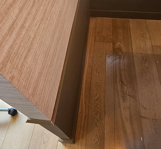 Geplaatste sierlijst als nette overgang tussen twee soorten behang