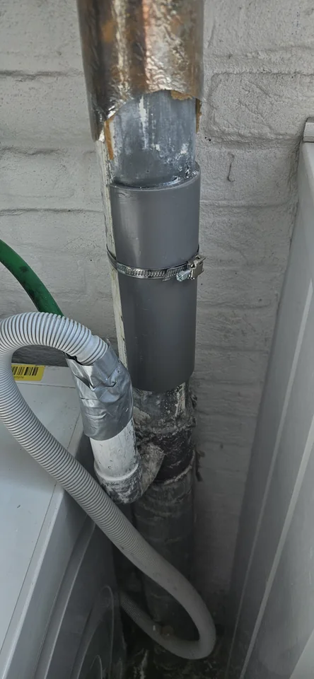 Tijdelijke functionele reparatie van een gebroken oude stalen standleiding