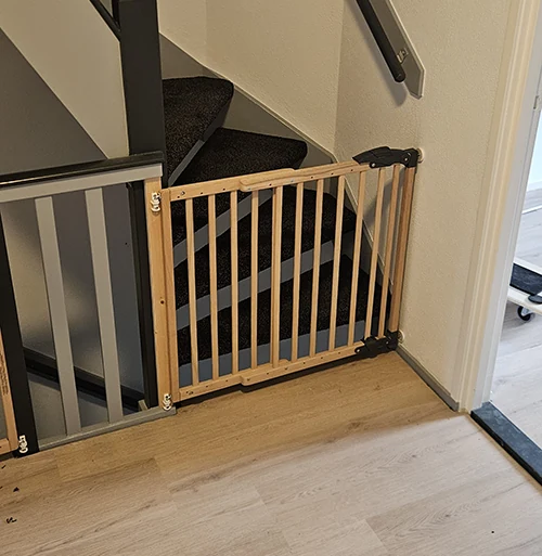Houten traphekje veilig aan de muur gemonteerd bij een trap