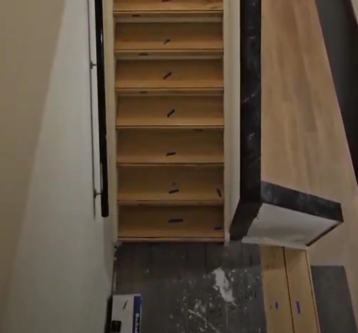 Trap tijdens renovatie met nieuwe treden en afgewerkte zijkant