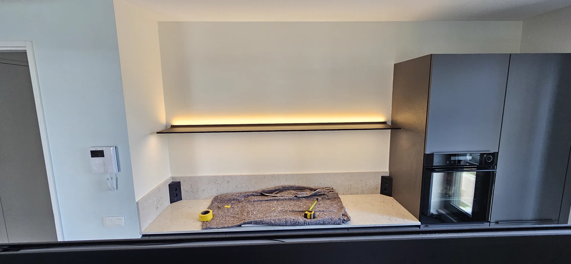 Keukenplank met verlichting na het terugplaatsen