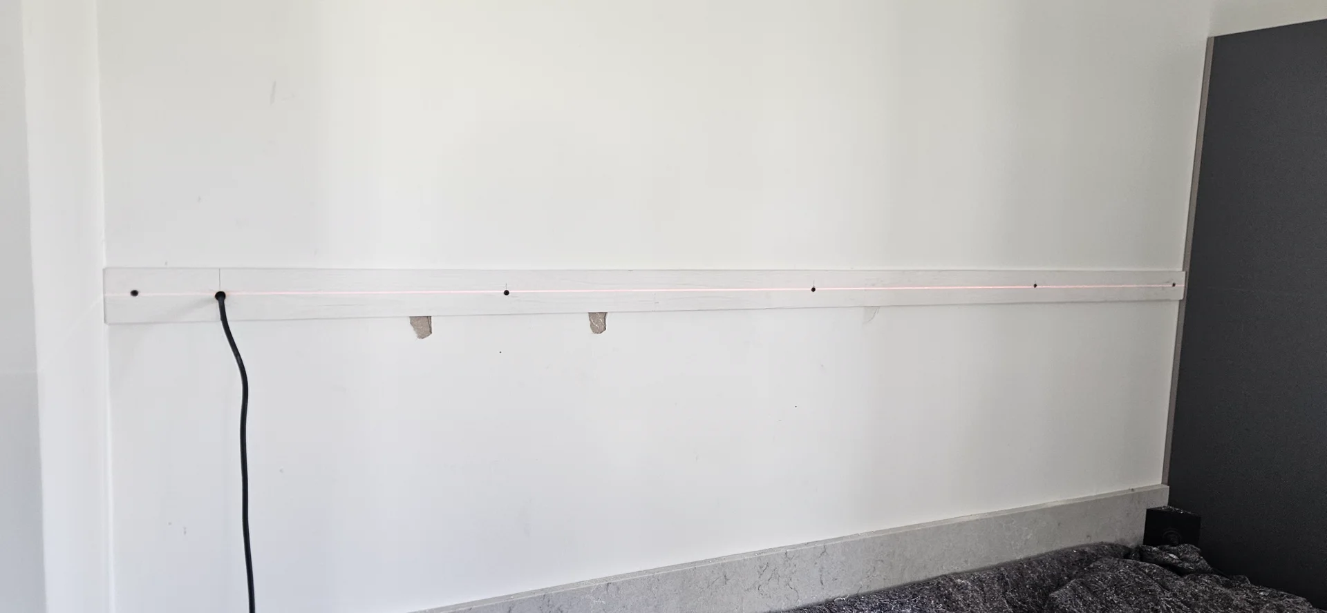 Uitgelijnde bevestigingsregel op de keukenwand