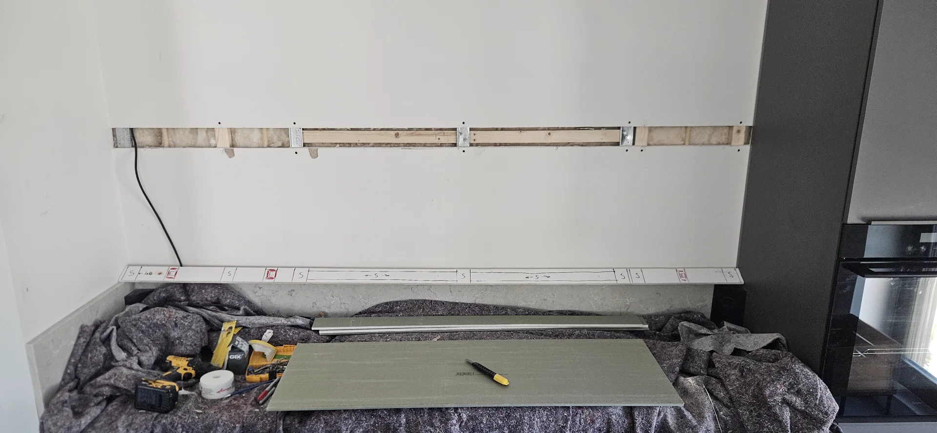 Geopende keukenwand met zichtbare staanders en horizontale houten verstevigingen