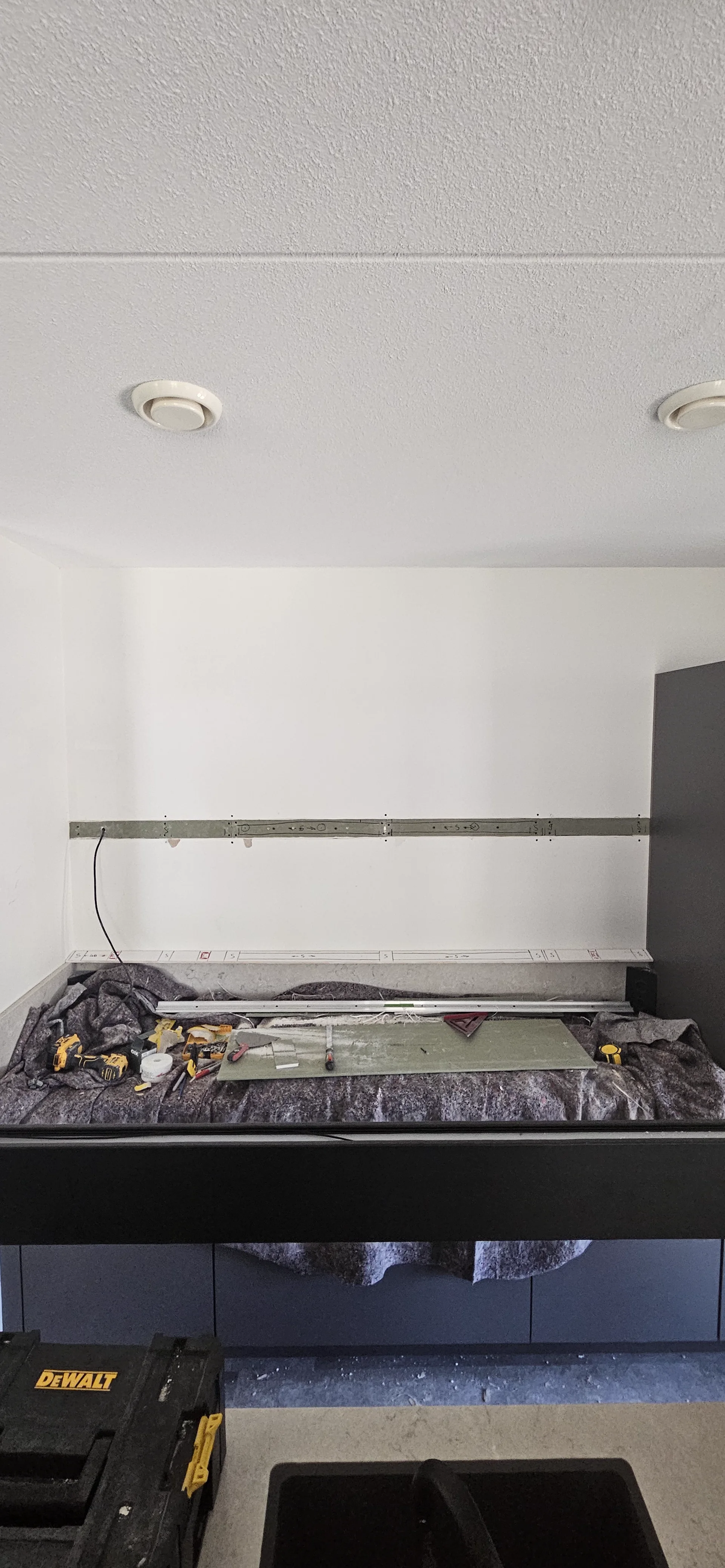 Keukenwand met gipsplaat en voorbereide bevestigingsrail