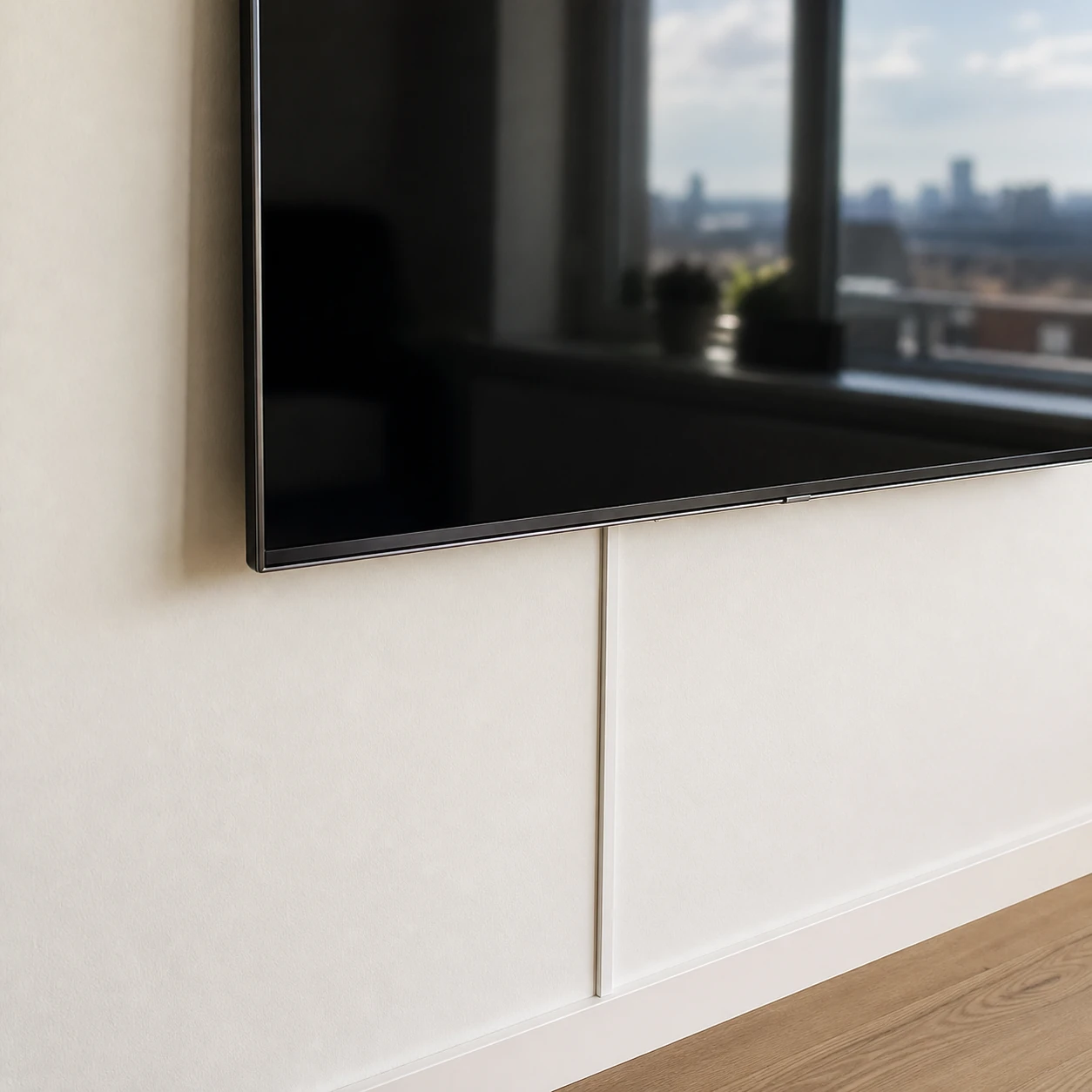 Detail van een strak gemonteerde televisie met netjes weggewerkte kabels