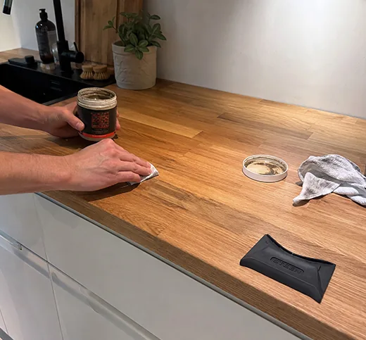 Houten keukenwerkblad zorgvuldig behandeld
