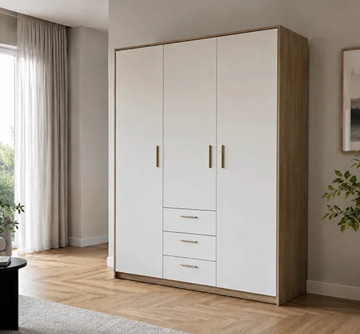 Grote kledingkast netjes gemonteerd in een slaapkamer