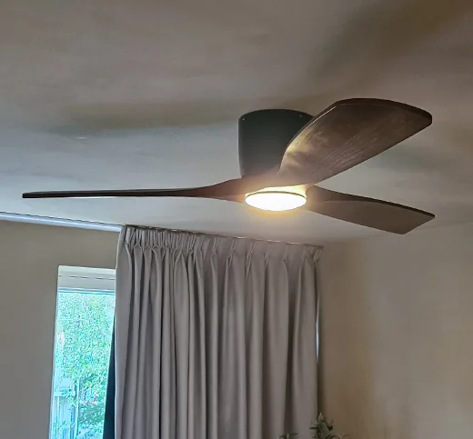 Plafondventilator gemonteerd in een woonkamer